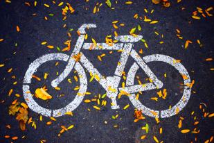 À vélo, adopter des gestes simples pour éviter le danger